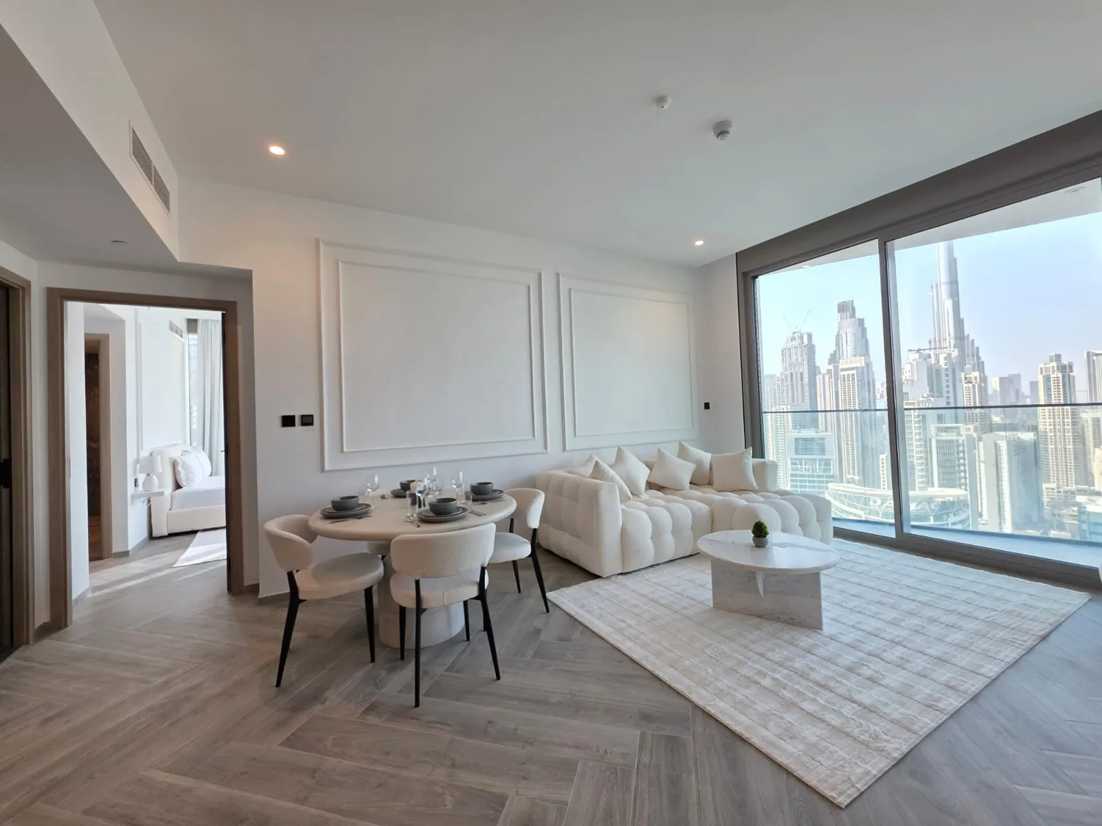 Séjour aménagé par BuildSure, vue sur le Burj Khalifa