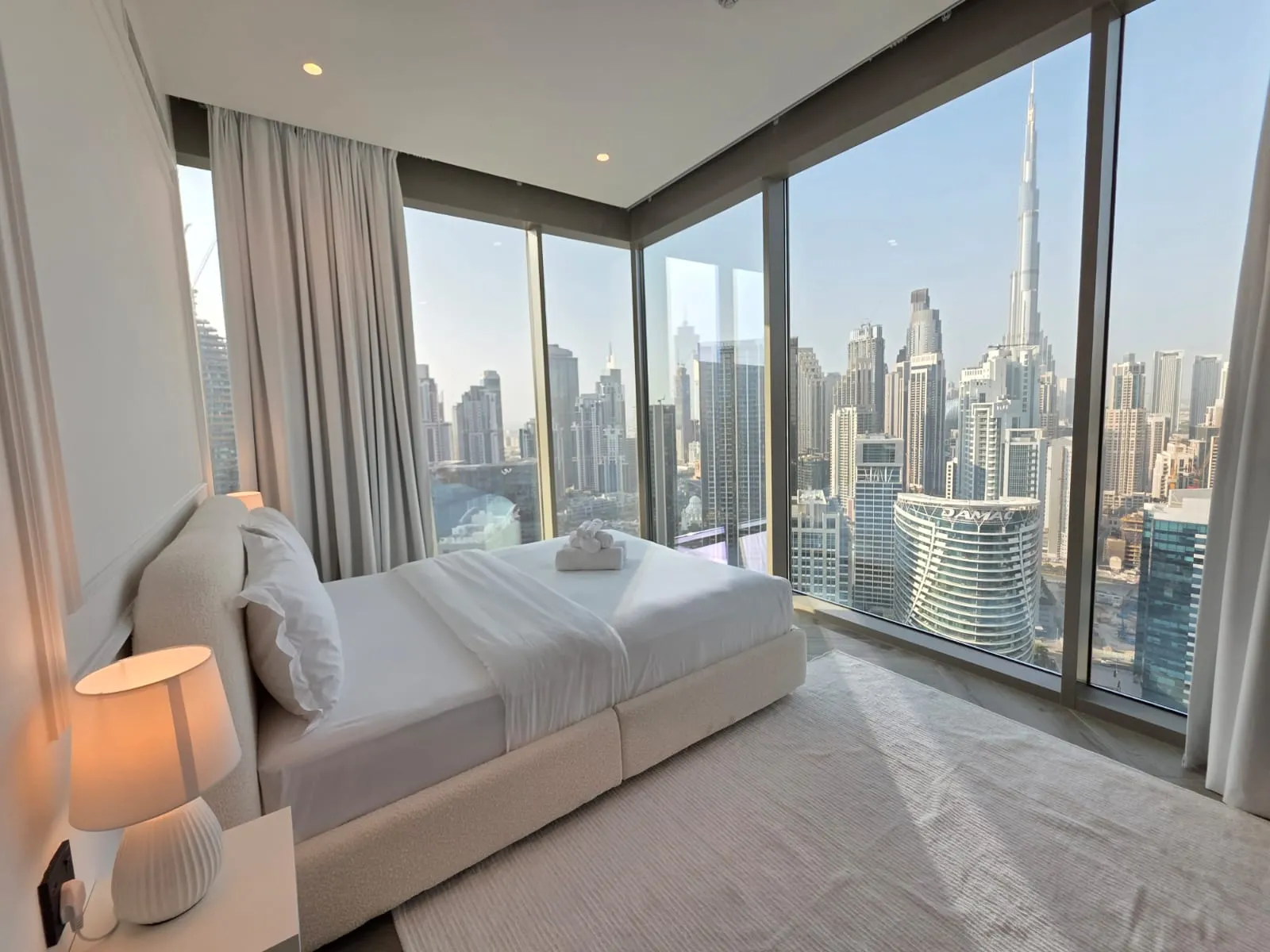 Chambre aménagée par BuildSure, vue sur la skyline de Dubaï